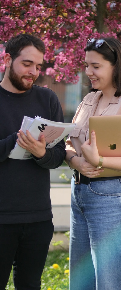 Un homme et une femme tenant un ordinateur